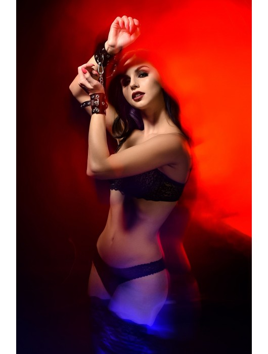 Черные кожаные однослойные наручники с люверсами - Pecado - купить с доставкой в Евпатории